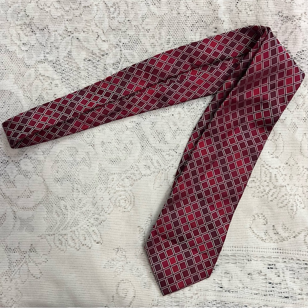 George tie 10 for $10